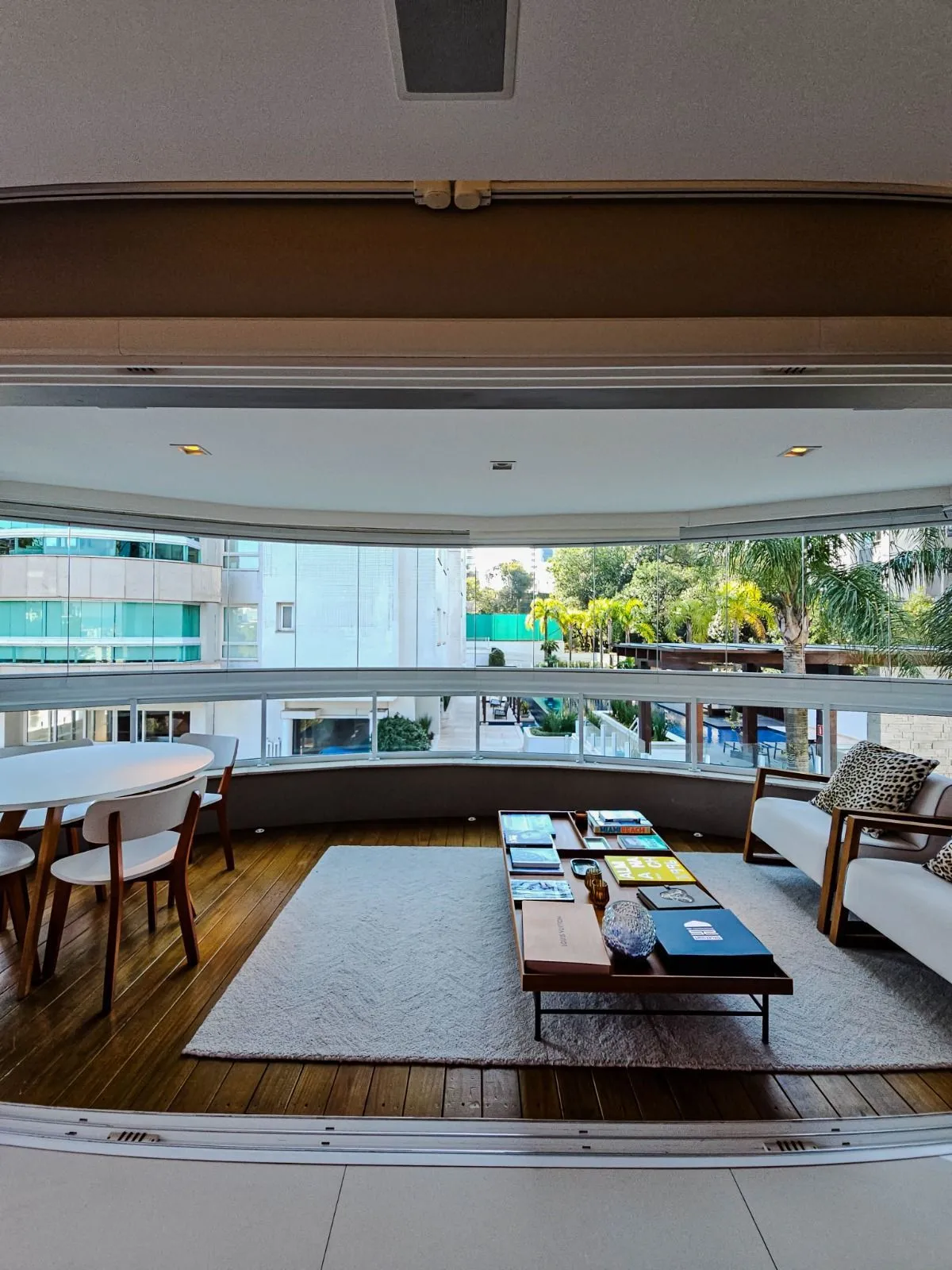 Imagem Apartamento com 202m², 3 suítes, lareira, churrasqueira, 3 vagas, infraestrutura completa, no Bela Vista.