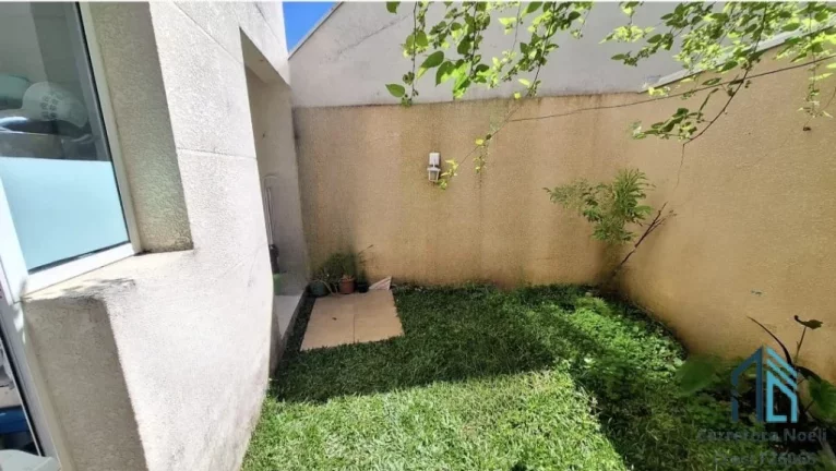 Imagem (Permuta ou financiamento)Sobrado em condomínio, terraço, 03 quartos c/suíte no Vista Alegre em Curitiba PR