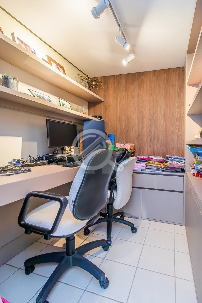 Imagem Apartamento semimobiliado, de 3 dormitórios, sendo uma suíte com closet, living configurado para 2...