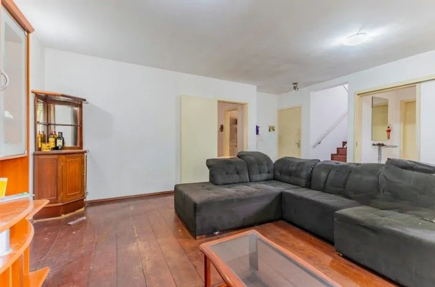 Imagem Casa com pátio e churrasqueira em frente à praça - Jardim Sabará
