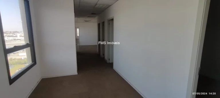 Imagem Aluga-se Meio Prédio Comercial de 6.059m² em Barueri com Elevador e Estacionamento