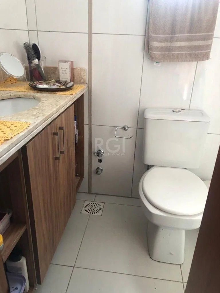 Imagem Casa com 03 dormitórios, 01 suíte, pátio com churrasqueira e 03 vagas de garagem no bairro Tristeza