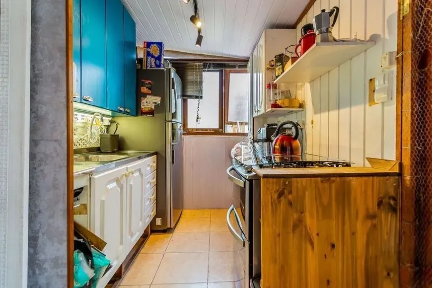 Imagem Casa térrea com 3 dormitórios, amplo pátio e 2 vagas de garagem cobertas.