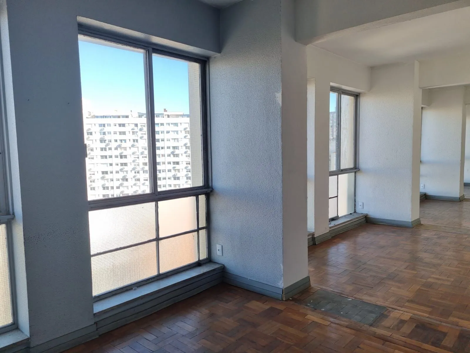 Imagem Conjunto Comercial em Floresta