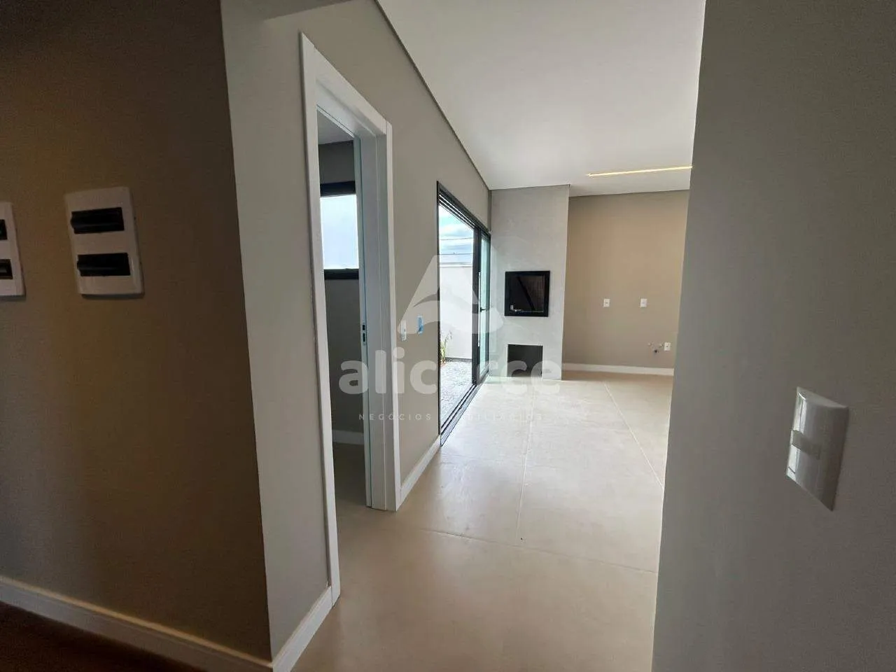 Imagem Casa Alto Padrão com 147m² - 3 Dormitórios I 1 Suíte I 2 Vagas de Garagem - Loteamento Vivendas dos Açores - Sertão do Maruim. São José/SC