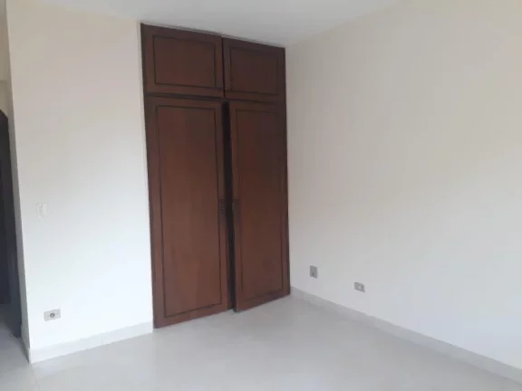 Imagem Apartamento amplo, muito bem localizado no Centro com excelente estrutura, com 3 dormitórios, todos...