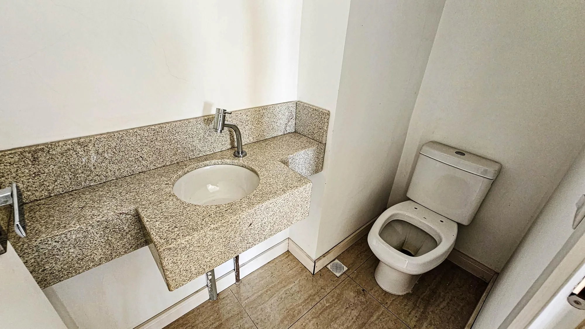 Imagem Casa 3 andares de 250,88m², com elevador novo