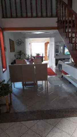 Imagem VENDA DE SOBRADO NO BARBOSAS, EM ARUJÁ/SP, 352m² com 5 quartos, 3 suítes. CONSULTE-NOS.