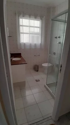 Imagem Sobreposta Alta, com Garagem Fechada, Ponta da Praia