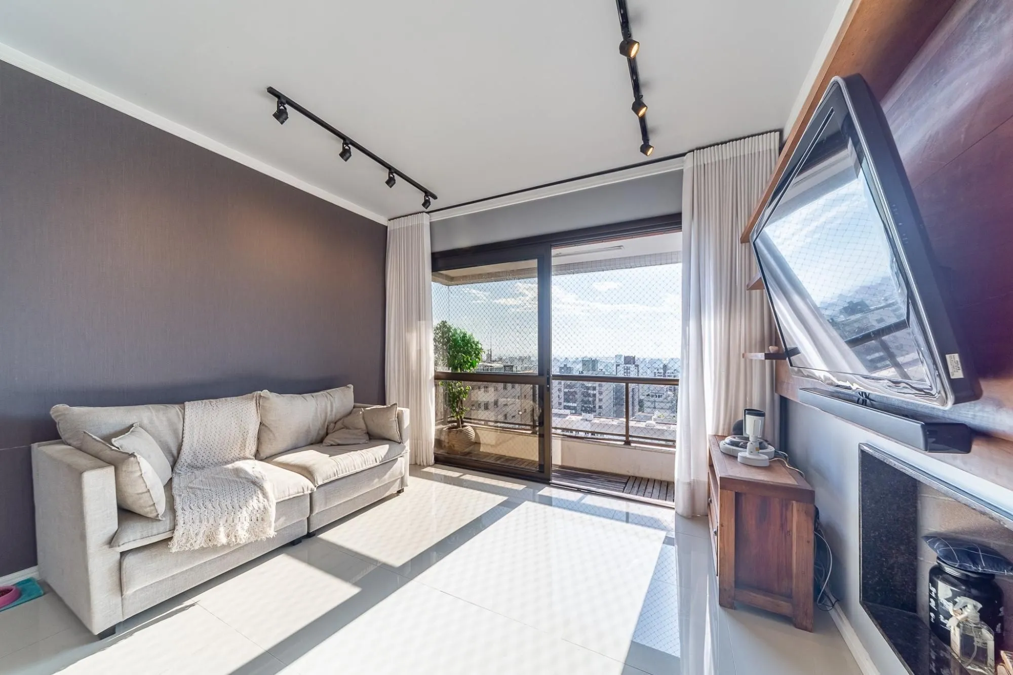 Imagem Apartamento 2 Dormitórios com Suíte e 2 Vagas no Petrópolis - 75m²