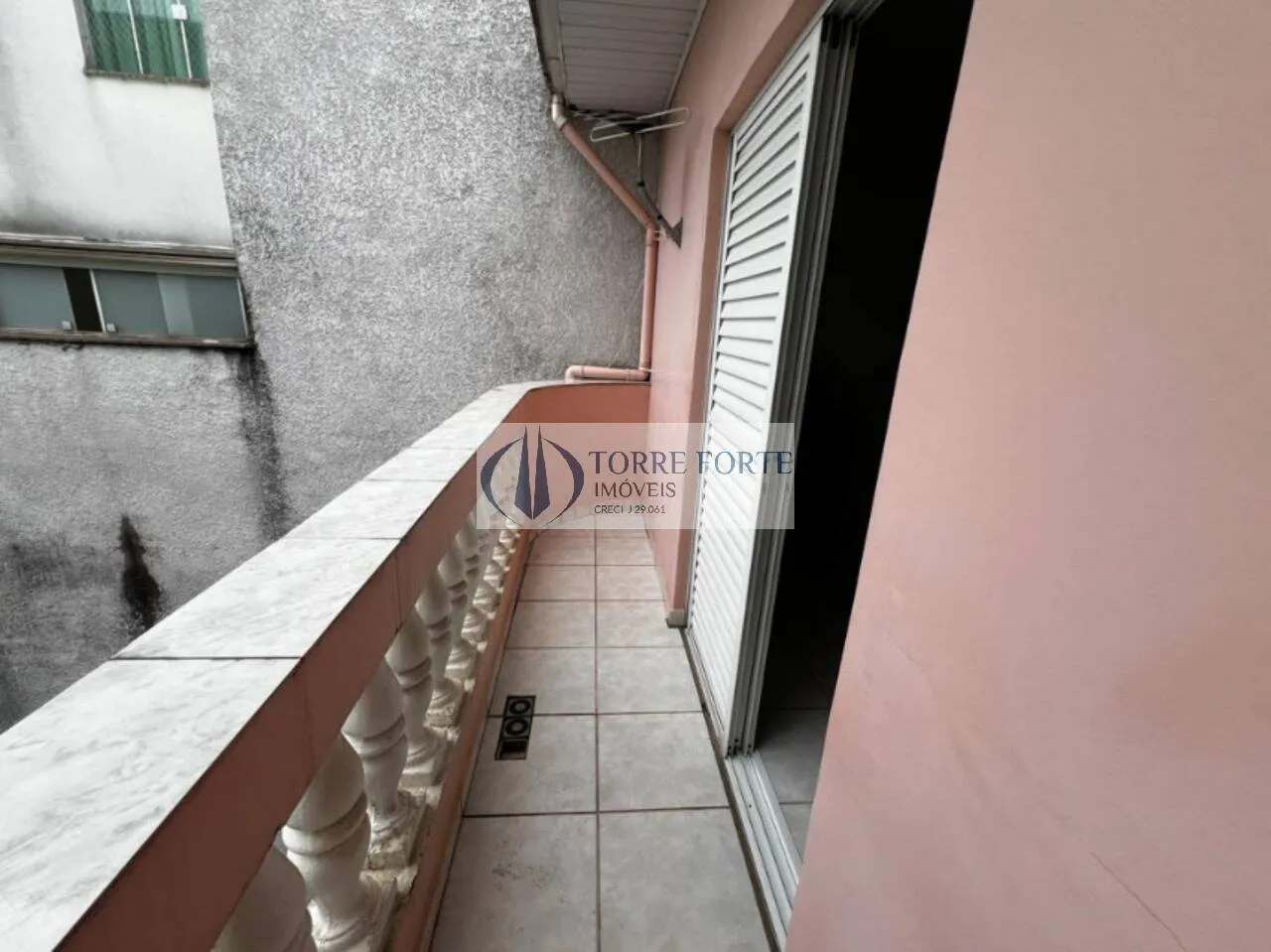 Imagem ótimo terreno com 2 casas com total de 3 dormitórios, 6 vagas de carro