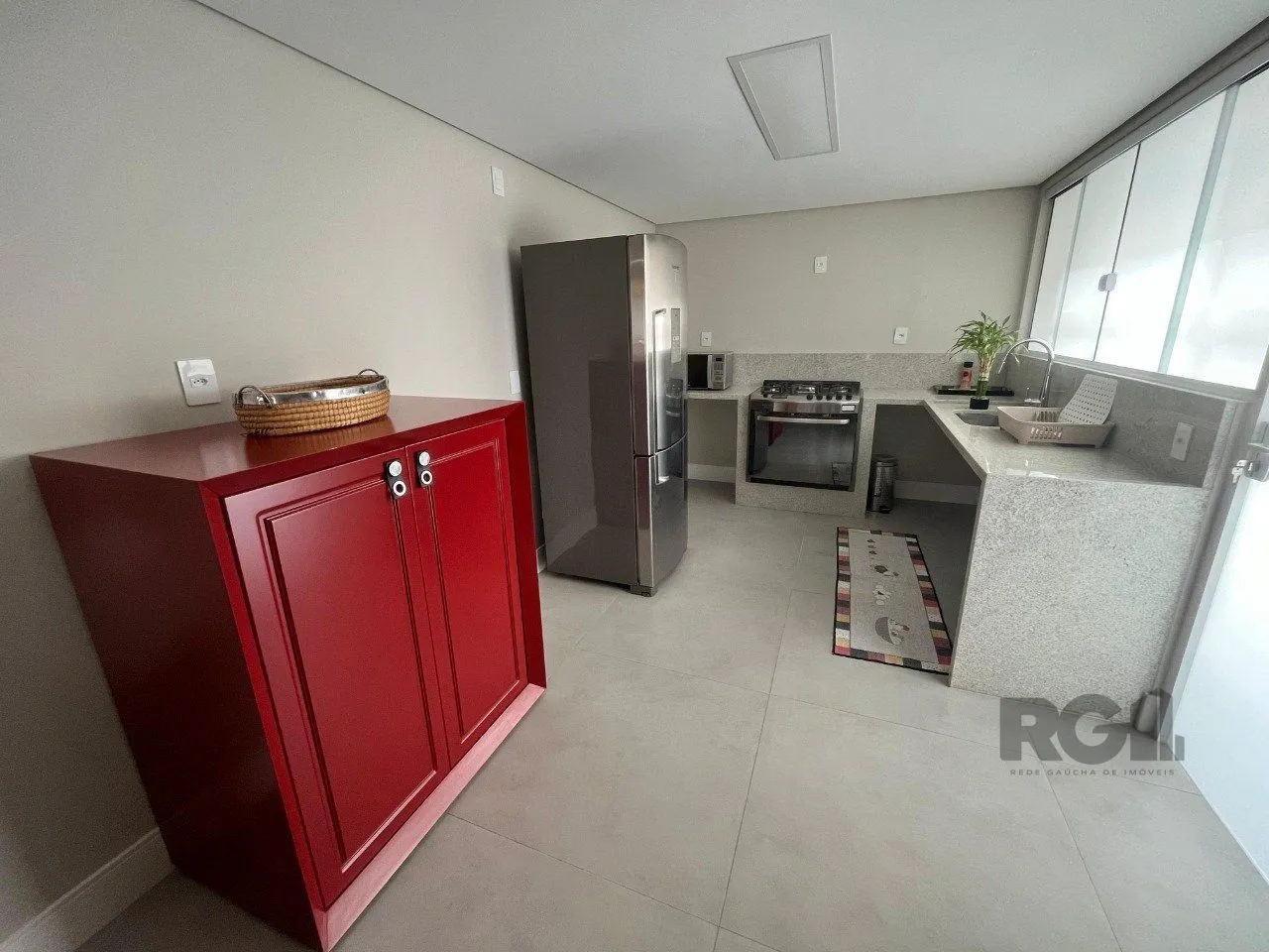 Imagem Apartamento de três quartos, suíte e uma vaga de garagem no bairro Independência em Porto Alegre.