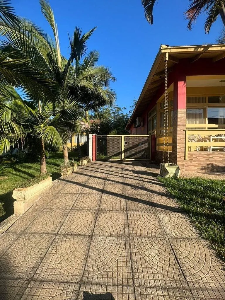 Imagem Casa com 4 quartos, suíte, churrasqueira, vaga de garagem, no bairro Elsa, Viamão/RS