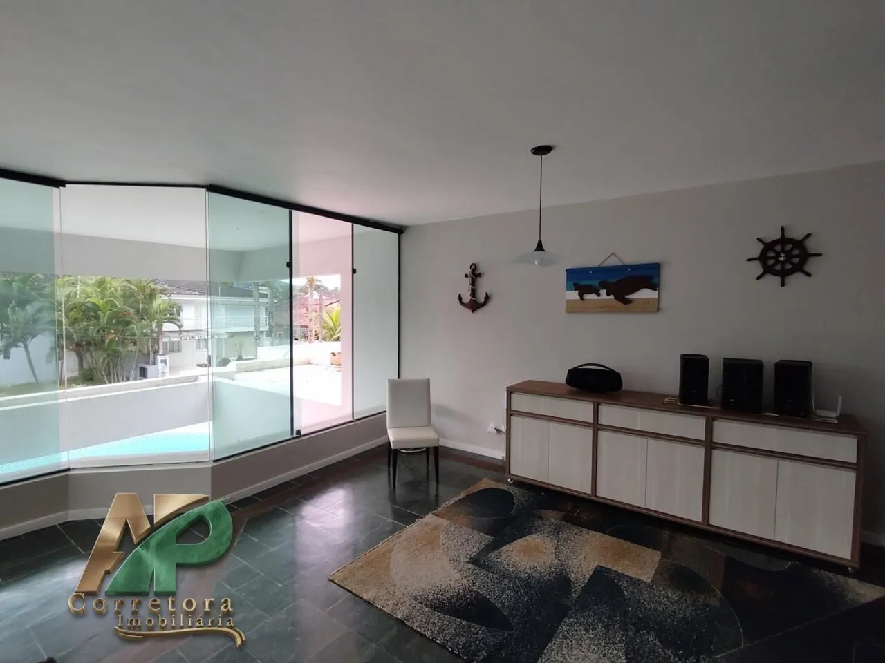 Imagem Mansão de Luxo à Venda no Condomínio Jardim Pernambuco II - Praia do Pernambuco, Guarujá | 4 Suítes, Piscina e Alto Padrão