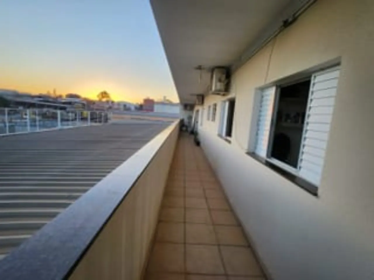 Imagem Galpão Comercial de Alto Padrão na Vila Nova Sorocaba: 5 Salas, 5 Banheiros, 10 Vagas de Garagem, 1.327m². Venda ou Locação!