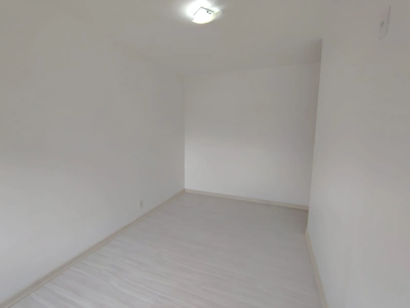 Imagem Apartamento de 2 dormitórios, living, cozinha planejada, área de serviço, banheiro social e 1 vaga de garagem escriturada.