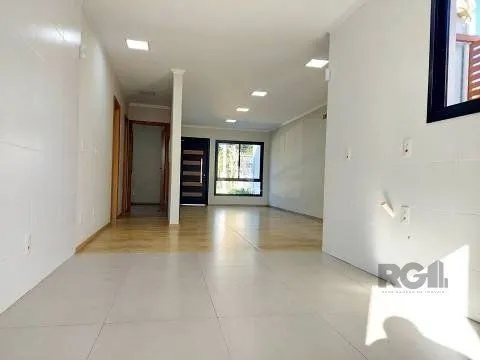 Imagem Excelente casa de 85m² com 2 dormitórios, piscina e 6 vagas.