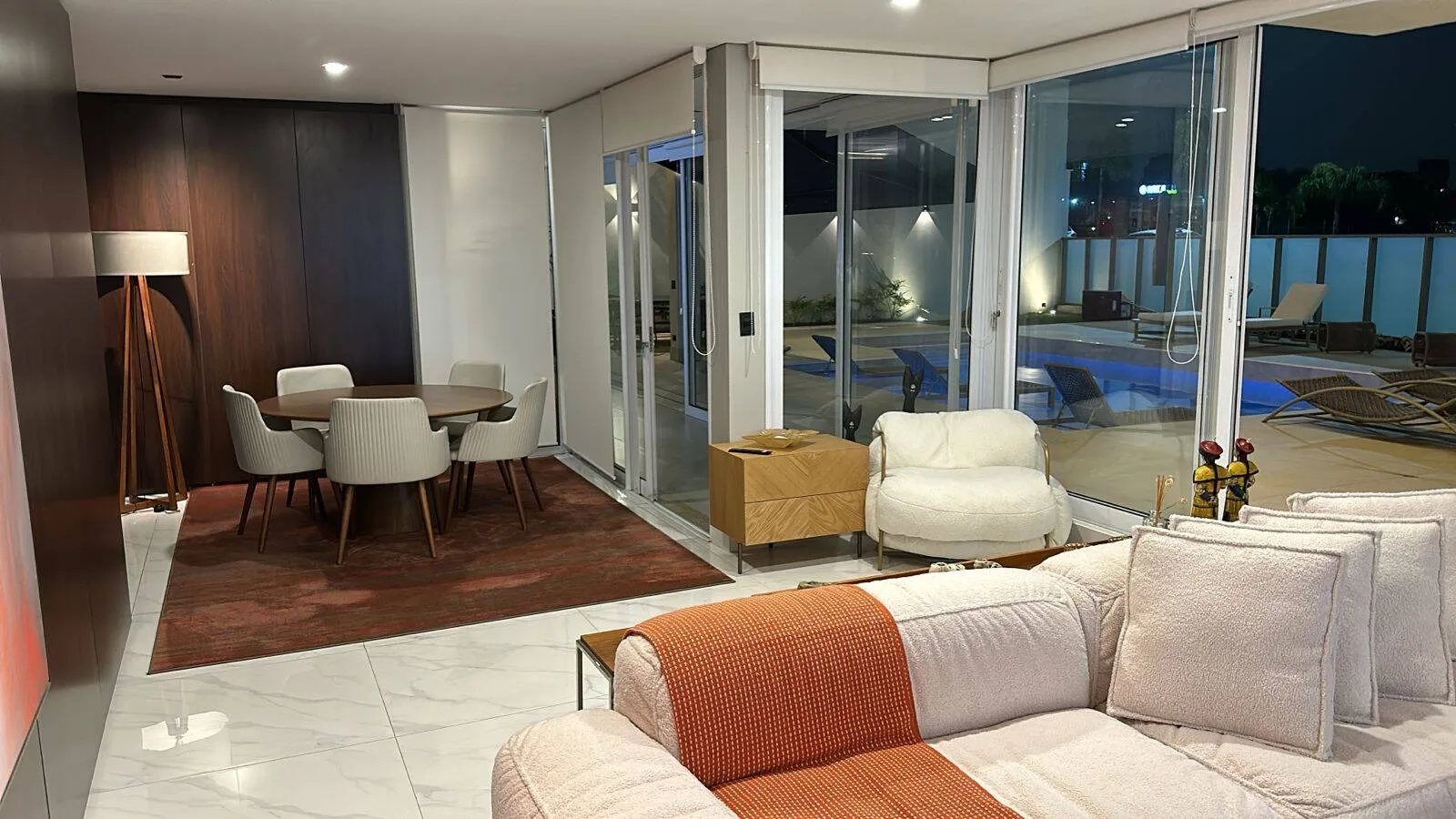 Imagem Luxuosa Casa de Condomínio em Alphaville - 4 Suítes, Lazer Completo e Acabamento Sofisticado