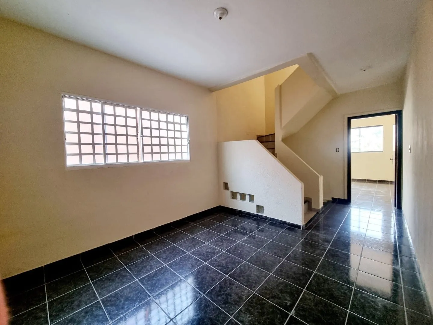 Imagem Sobrado Imponente com 3 Pavimentos, Suíte Master, Terraço Panorâmico e Garagem para 2 Carros em Excelente Localização