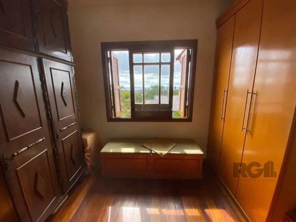 Imagem Casa com 4 dormitórios no bairro nonoai