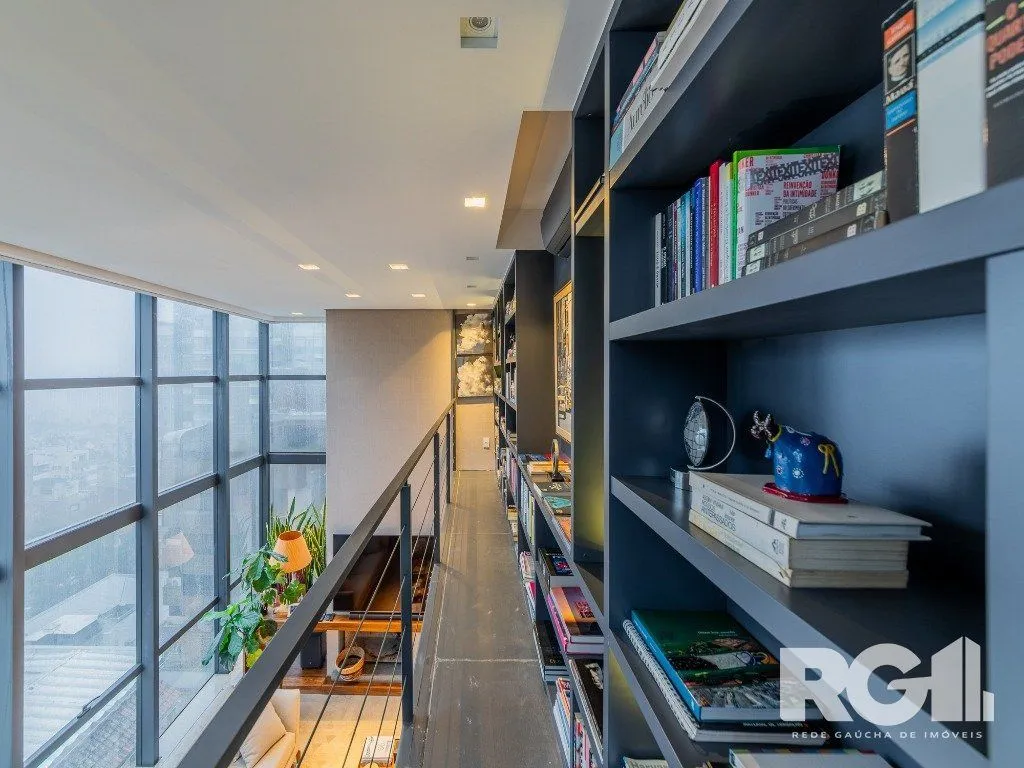 Imagem Belíssimo apartamento no Glass Aurélio andar alto, Living com pé direito duplo, 174m² privativos finamente decorado no Moinhos de Vento