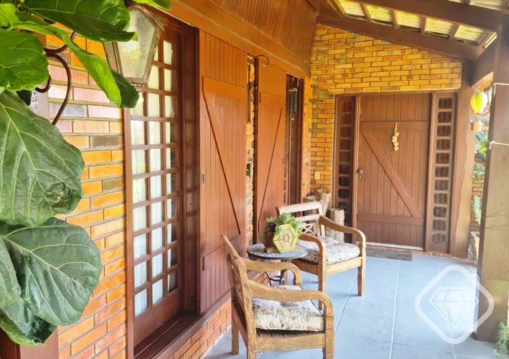 Imagem Casa em dois terrenos no bairro Guarujá, localizada em rua silenciosa, com excelente orientação s...