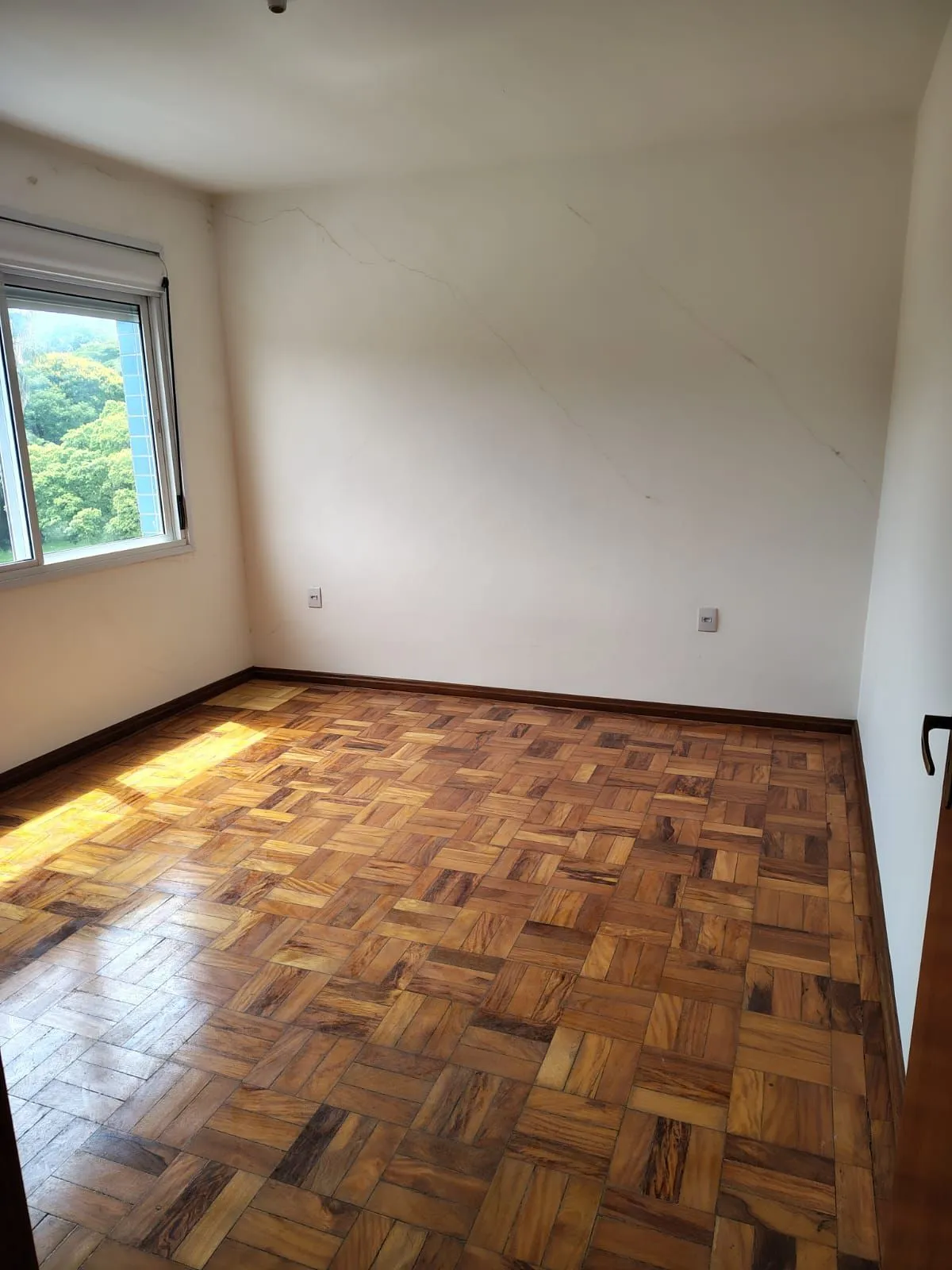 Imagem Lindo 2Dormitórios Dependência de Empregada Desocupado Sacada com Churrasqueira Privativa