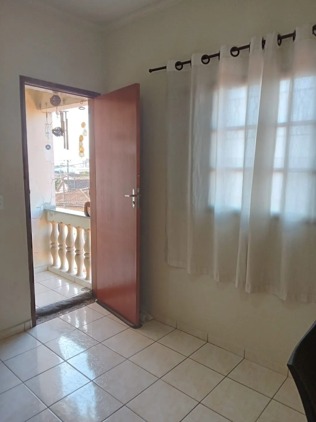 Imagem Sobrado à Venda no Bairro Maria Áurea, em Pindamonhangaba, Próximo ao Centro e à Avenida Principal