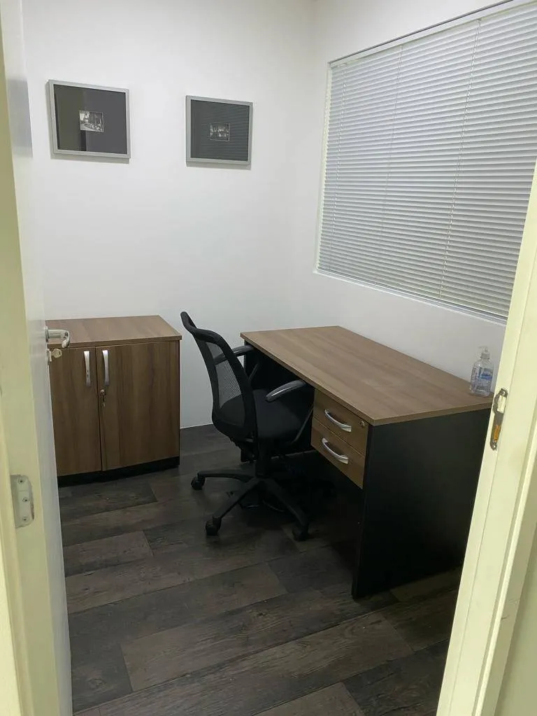 Imagem Sala Comercial Planejada e Mobiliada no Centro de Alphaville - 49m², 1 Vaga de Garagem