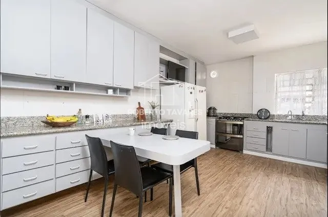 Imagem Apartamento com 294m², 5 dormitórios, 2 Suítes - 2 Vagas, para quem quer viver no sossego com grandes e deliciosos espaços, aqui é para viver em paz total. Esse imóvel é um achado, muito ensolarado, ótimo preço por m².