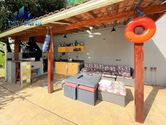 Imagem TÉRREA, 3 suítes, lote plano, piscina e gourmet, em bolsão fechado.