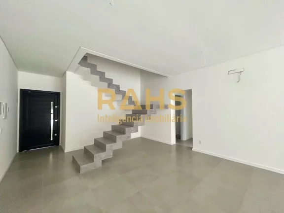 Imagem Ótimo sobrado geminado de ponta, novo, localizado no bairro Glória em Joinville, próximo a Confei...