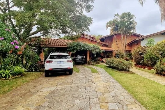 Imagem Residência Exclusiva com Piscina, Lago Ornamental e 3 Suítes