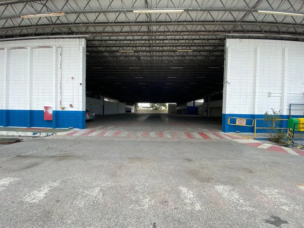 Imagem Galpão Comercial para Locação no Centro de Votorantim-SP: 4 Salas, 8 Banheiros, 40 Vagas e 20.000m² de Área!