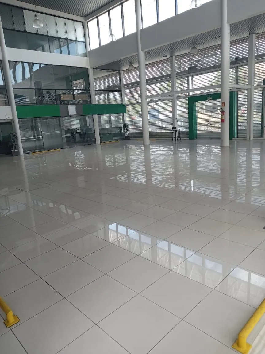 Imagem MÁFFER IMÓVEIS ALUGA LOJA / PRÉDIO COMERCIAL - AV. SERTÓRIO | PORTO ALEGRE/RS Área total: 1.200 m² Aluguel: R$ 48.000/mês Diferenciais do Imóvel Altíssima visibilidade Testada ampla com vitrine Fluxo intenso de veículos