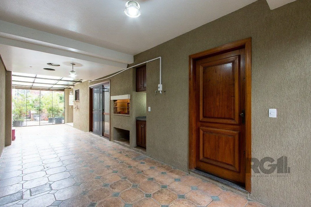 Imagem Casa de alvenaria, 3 dormitórios, 1 suíte e pátio com piscina, bairro Espírito Santo.