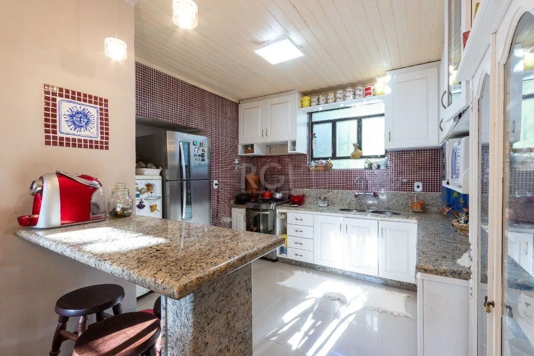 Imagem Casa para Venda - 192m², 4 dormitórios, sendo 3 suites, 4 vagas - Tristeza