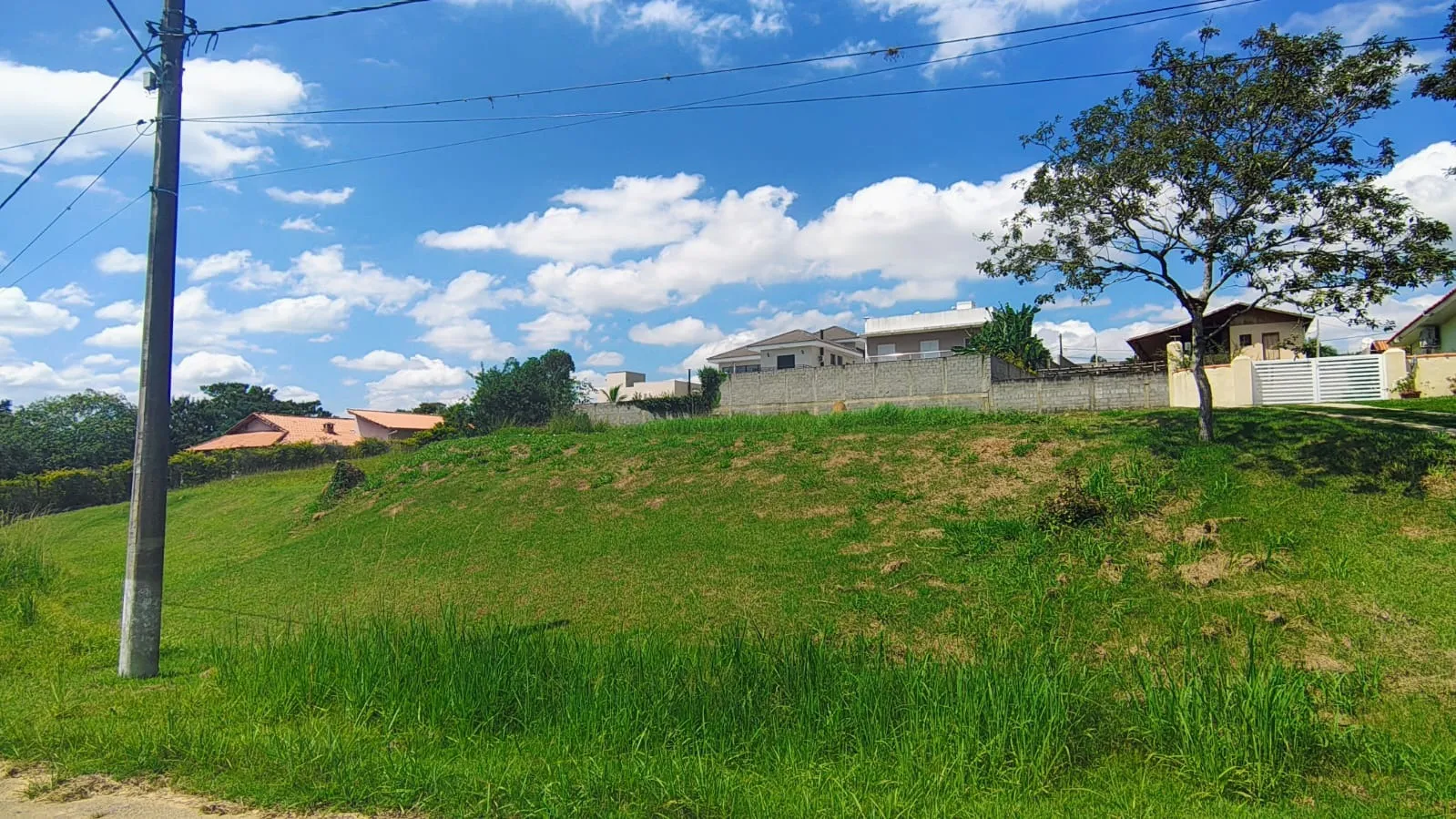 Foto do imóvel Terreno de 800m² com Vista para o Lago no Condomínio Village da Serra - Araçoiaba da Serra-SP em CONDOMÍNIO RESIDENCIAL VILLAGE DA SERRA, ARAÇOIABA DA SERRA - SP