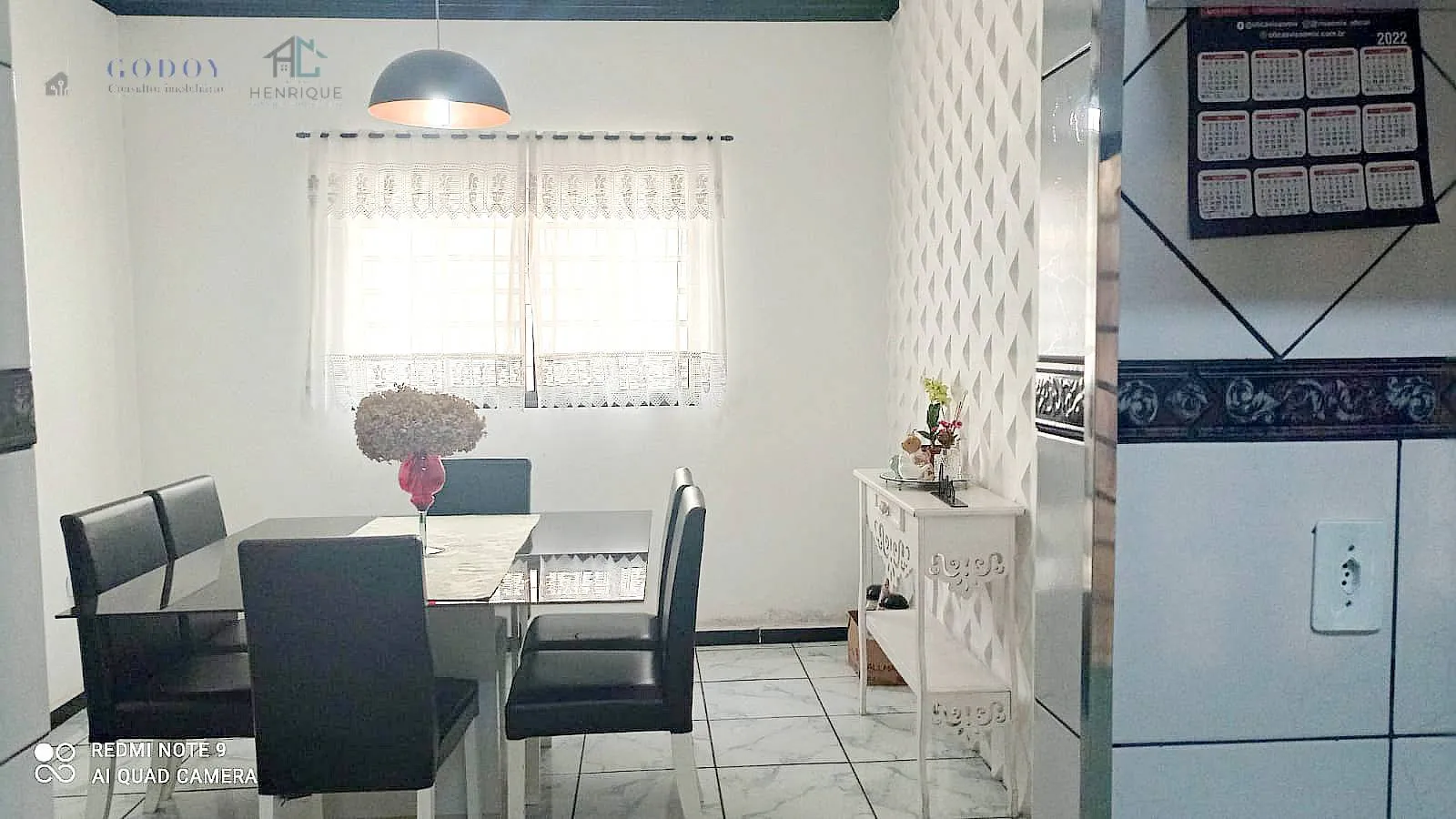 Imagem Linda Casa com Suíte, Escritório e Garagem Coberta em Ótima Localização
