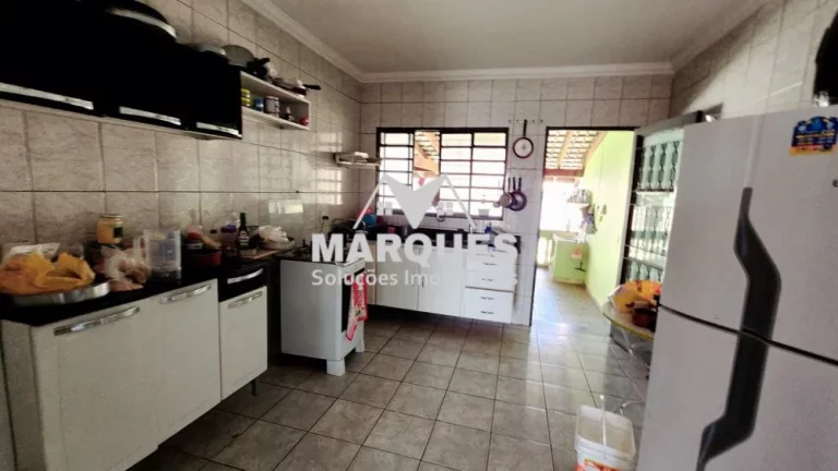 Imagem Casa principal mais 2 pequenas casas e salão c/ 80m2