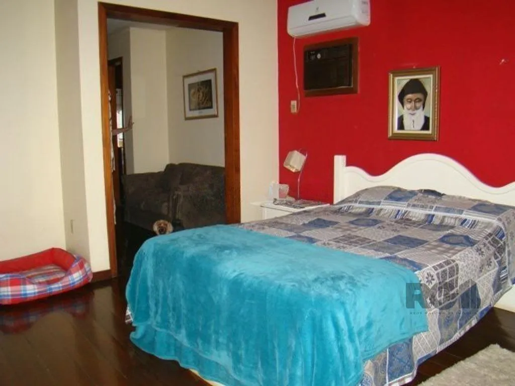 Imagem Casa de 370m² - 4 dormitórios, 2 suítes e 4 vagas de garagem no bairro Espírito Santo