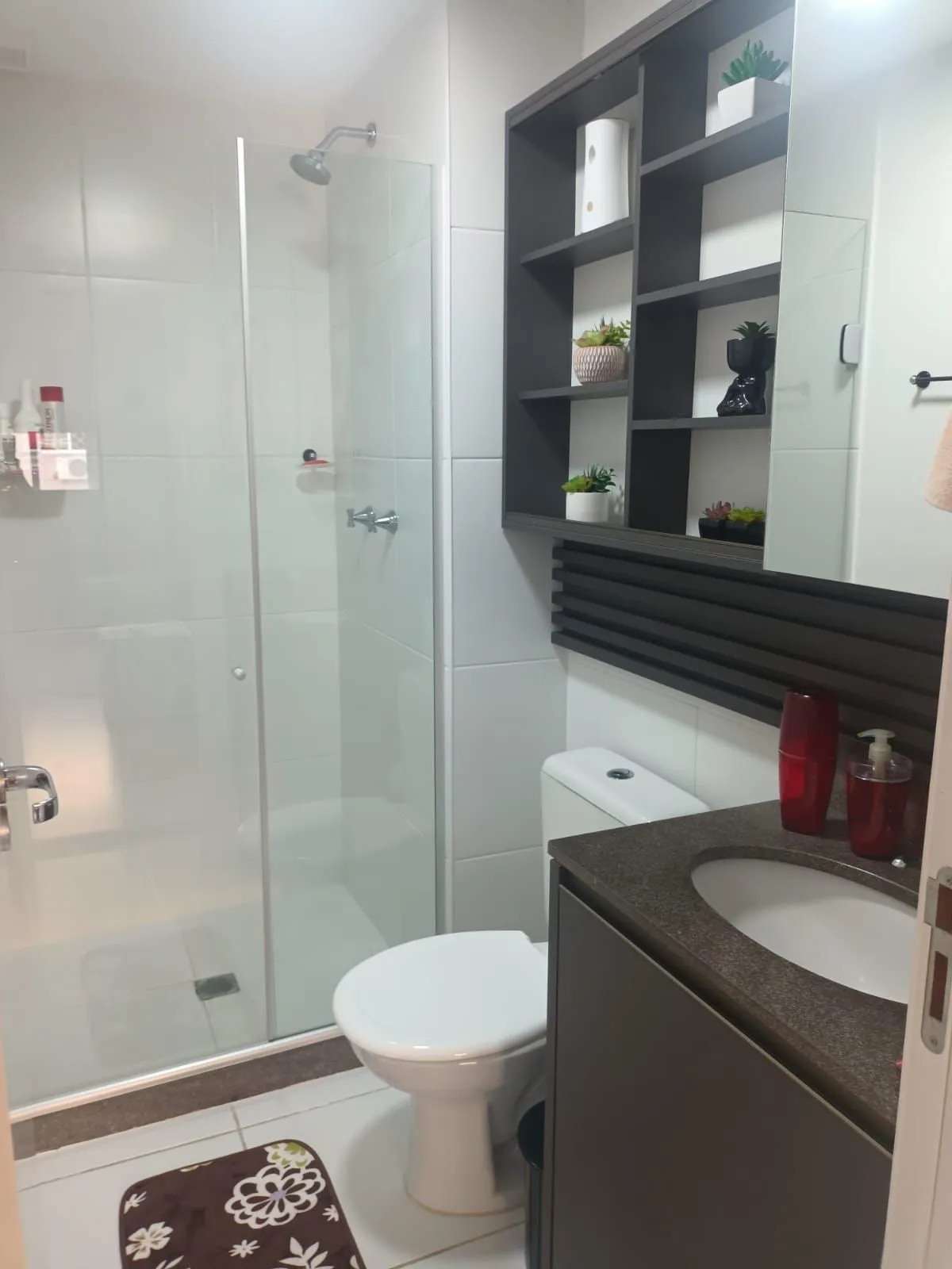 Imagem Apartamento de 3 dormitórios com living estendido, semi mobiliado, suíte e churrasqueira.