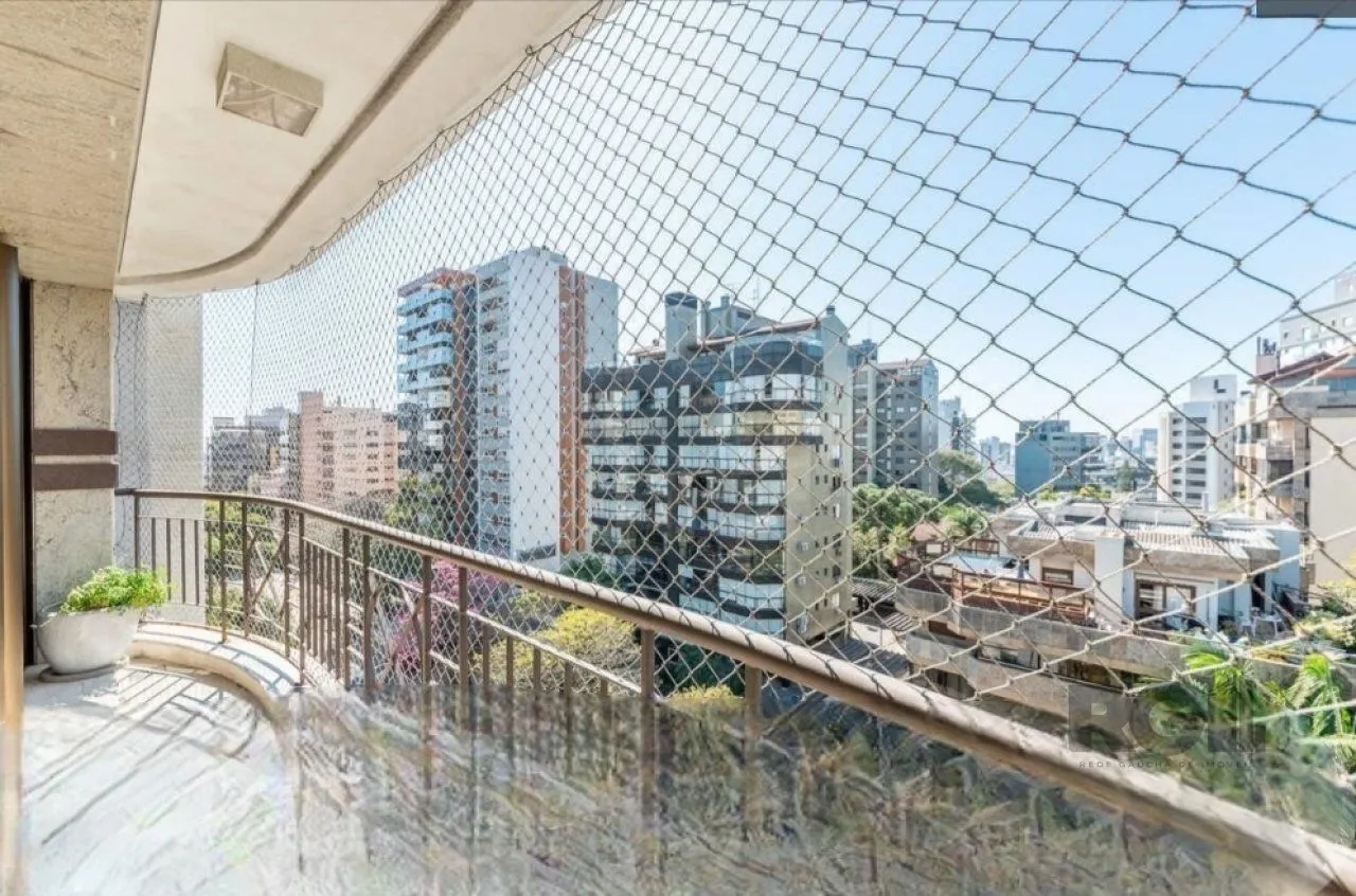 Imagem Casa no bairro Boa Vista em porto alegre com piscina, churrasqueira, lareira e garagem para 3 carros.