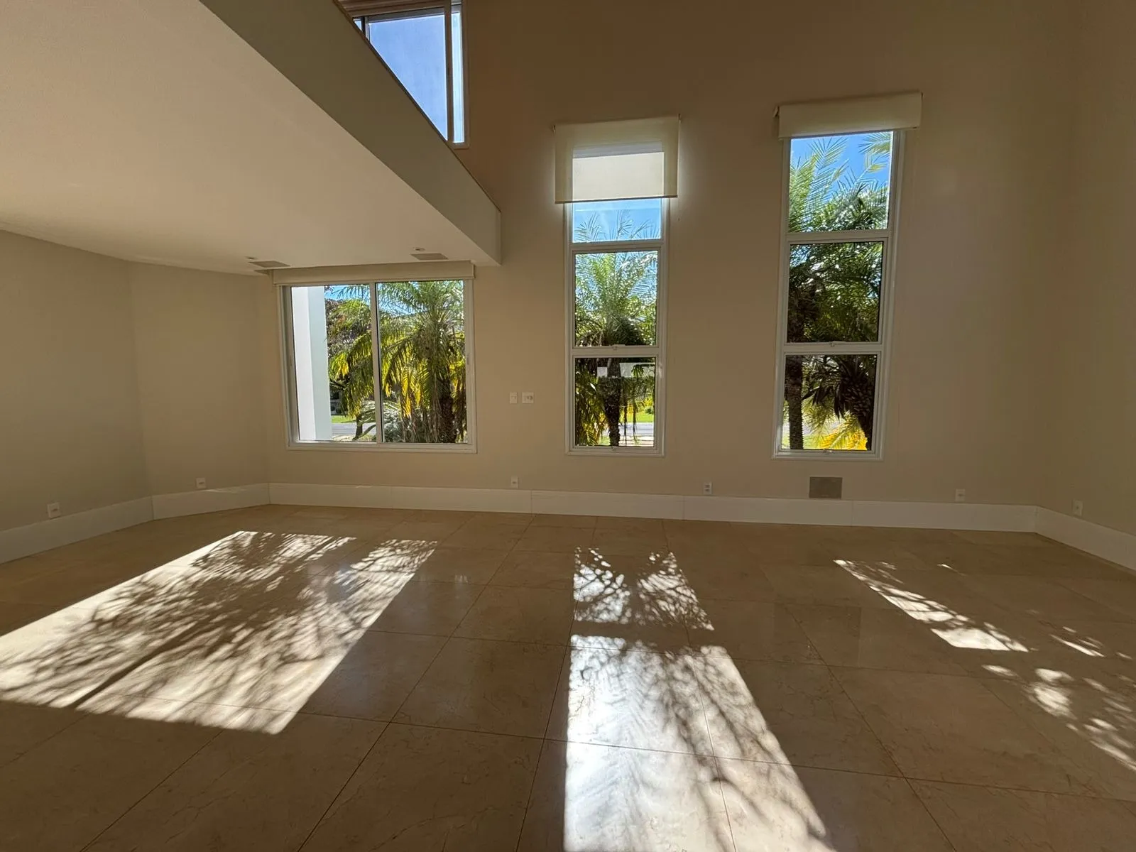 Imagem Casa de alto padrão à venda no Lago Azul Golf Club, com 4 suítes, piscina aquecida e 640 m² construídos