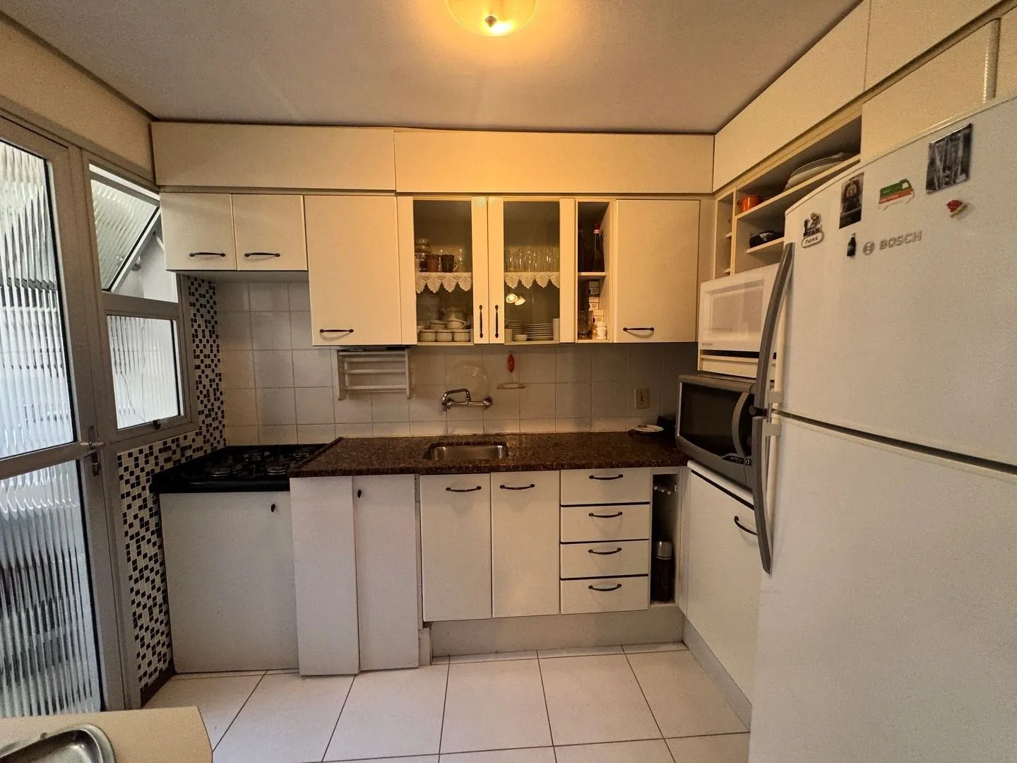 Imagem Apartamento dois dormitórios ( uma suíte) garagem/depósito Bairro Menino Deus