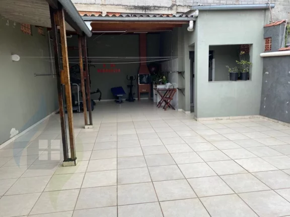 Imagem Sobrado com 3 dormitórios sendo 3 suítes, 5 banheiros, 2 vagas, com 223m² em Santo André