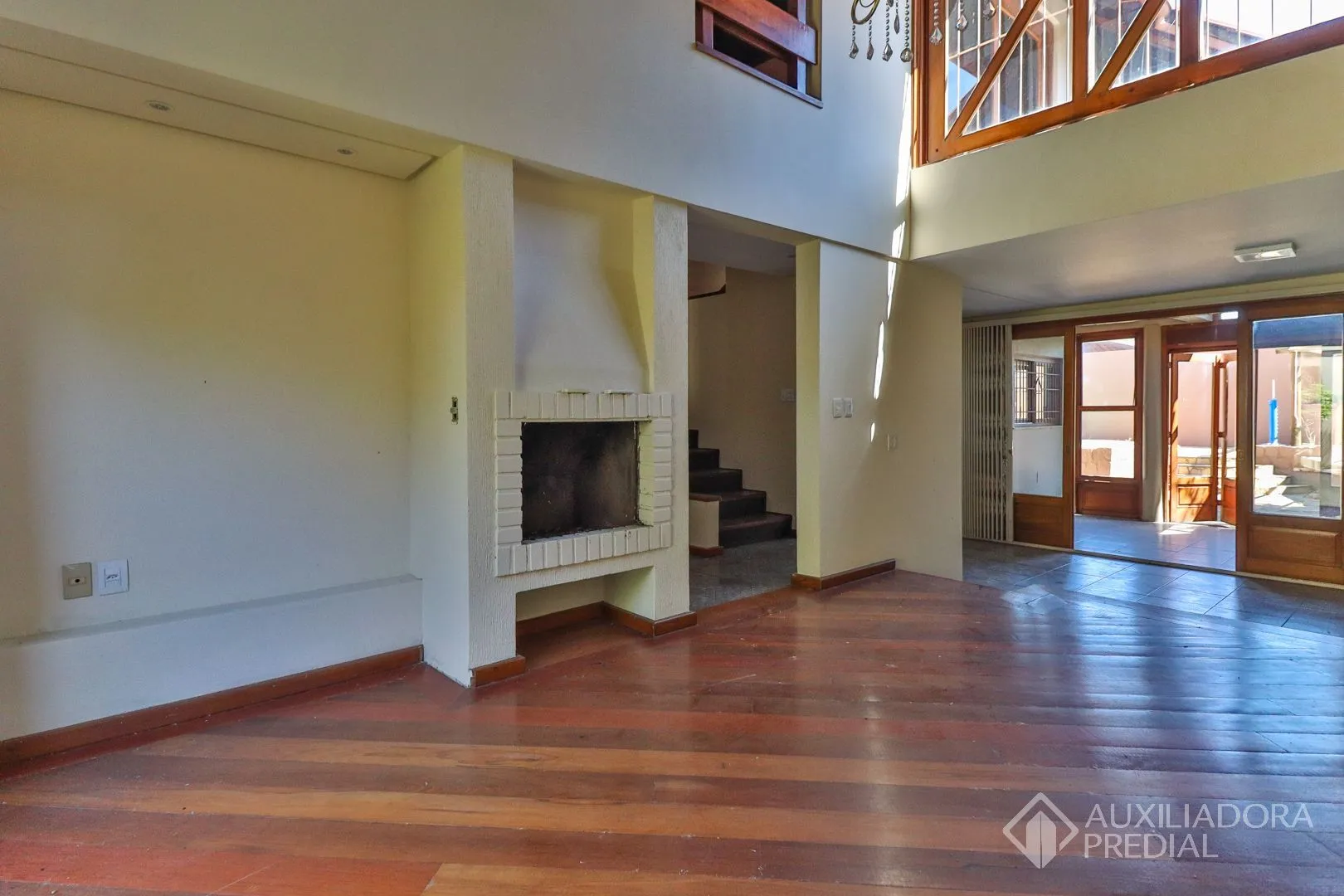 Imagem Excelente casa com 5 dormitórios no bairro Cristal