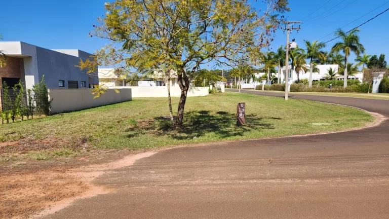 Imagem Terreno no ASFALTO em frente ao Hotel no condomínio Santa Bárbara Resort Residence -