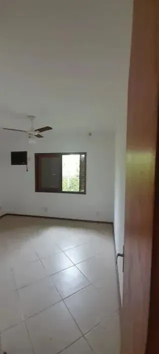 Imagem Casa térrea com 2 dormitórios, amplo pátio e 3 vagas.