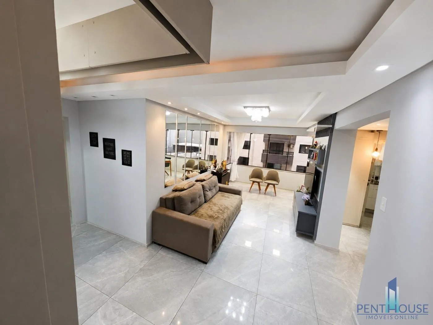 Imagem Apartamento Zona Central para Venda em Balneário Camboriú, CENTRO, 2 dormitórios, 1 suíte, 2 banheiros, 1 vaga